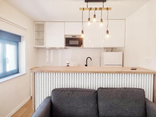 un soggiorno con divano e cucina di Casa Náutica T1 Sul a Ovar