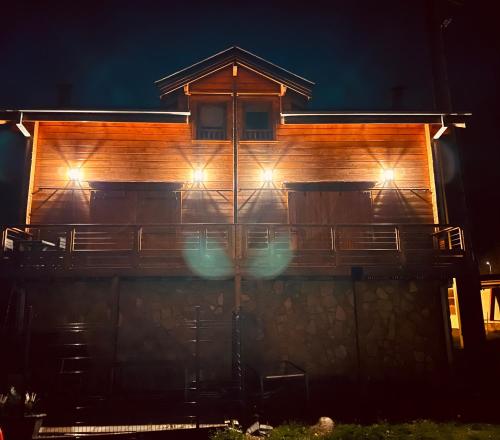 El edificio en el que está el chalet de montaña