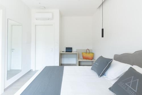 Una cama o camas en una habitación de MIFRA SUITES