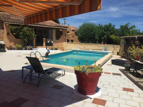 Charmant studio avec piscine partagée à Sernhac - 30 m²