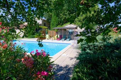 une piscine dans une cour fleurie dans l'établissement Provence-cool - Piscine privée - Vous êtes les seuls vacanciers présents, à Visan