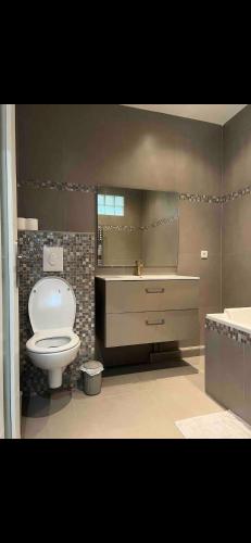 une salle de bain avec toilettes et lavabo dans l'établissement Maison Paris, à Paris
