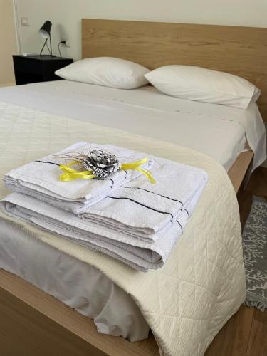 a pile of towels sitting on top of a bed at Apartments In Villa in Poggiomarino