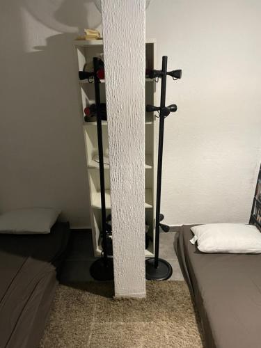 une chambre avec un lit et une croix sur une étagère dans l'établissement Housse, à Avignon