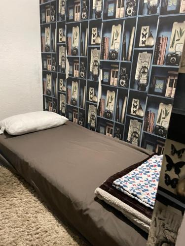 Ce lit se trouve dans un dortoir orné d'un mur d'images. dans l'établissement Housse, à Avignon