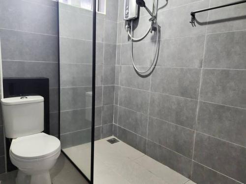a bathroom with a shower with a toilet in it at IPOH MENGLEMBU LOHAS 4BR3Bath14 PAX in Ipoh