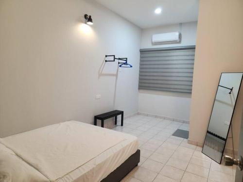 a bedroom with a bed and a window in it at IPOH MENGLEMBU LOHAS 4BR3Bath14 PAX in Ipoh