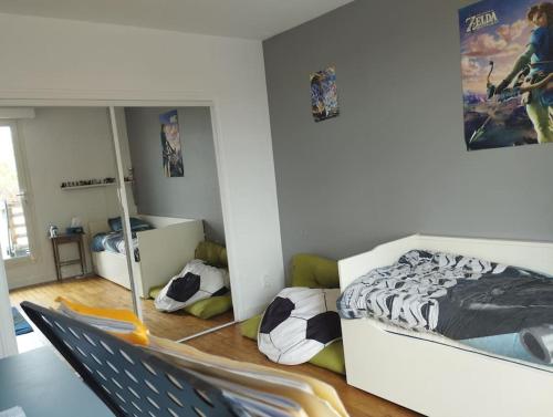 une chambre avec un lit et une chaise dedans dans l'établissement Grande maison proche Nantes piscine chauffée couverte, à Vertou