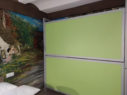 a large white closet in a bedroom with a painting at FamilyHostelPinto in Pinto