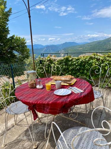 une table avec un tissu de table rouge au-dessus d'un balcon dans l'établissement Auberge de Thiéry, à Thiéry