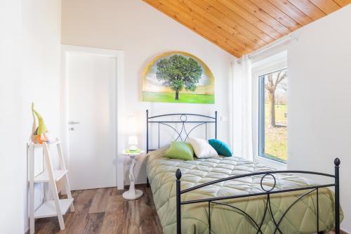 Una cama o camas en una habitación de Tid House B&B