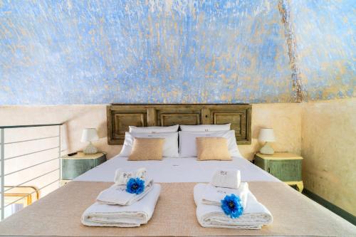 une chambre avec un lit avec des serviettes dessus dans l'établissement B&B Corte Kampanes, à Gallipoli