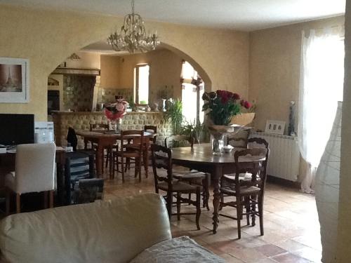 une salle à manger avec une table et des chaises dans l'établissement Villa, à Sorgues