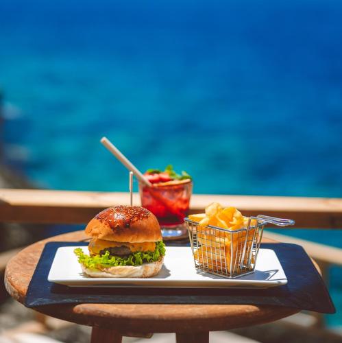 卡斯Casa Bi Hotel的桌子上放着一盘三明治和薯条