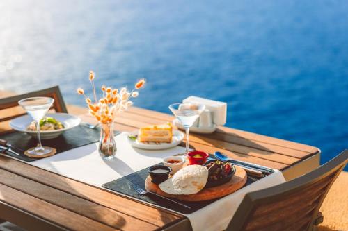 卡斯Casa Bi Hotel的桌子上面有食物和饮料