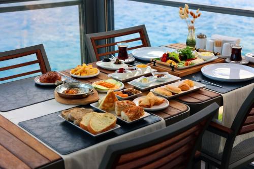 卡斯Casa Bi Hotel的一张桌子,上面有食物,享有水景