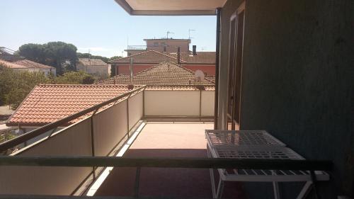 a balcony with a bench and a view of a building at Casa Luciano Bellaria Centro in Bellaria-Igea Marina