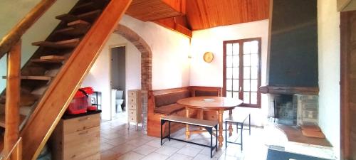 une salle à manger avec une table et un escalier dans l'établissement Lotena, à Aignerville