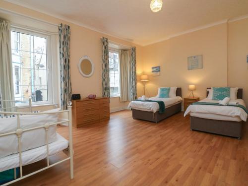 イフラクームにあるCapstone Viewのベッド2台と木製の床のある寝室