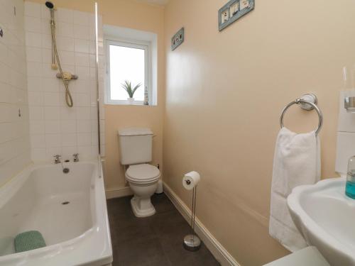 イフラクームにあるCapstone Viewの浴槽、トイレ、洗面台を備えたバスルーム