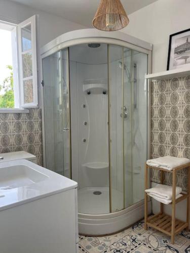 une salle de bain avec une douche, des toilettes et un lavabo dans l'établissement Bright apartment, à Malemort-sur-Corrèze