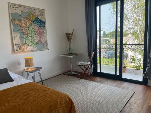 - une chambre avec un lit et une carte murale dans l'établissement Bright apartment, à Malemort-sur-Corrèze
