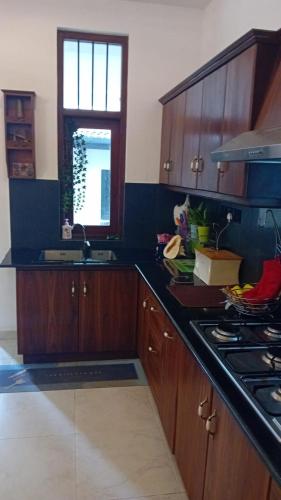 Una cocina o cocineta en Kasthuri