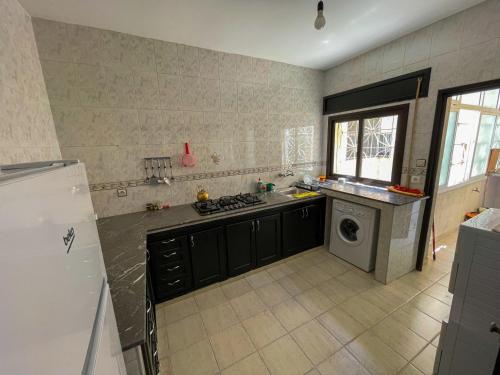 una cucina con lavello e lavatrice di Apartamento Ajanif Terraza Centro Martil Miramar 100 Metros playa a Martil