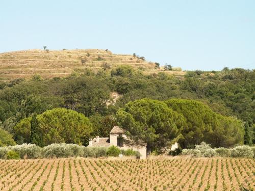 une vieille maison au milieu d'un champ dans l'établissement Le Mas de Rouvièges, à Le Pouget