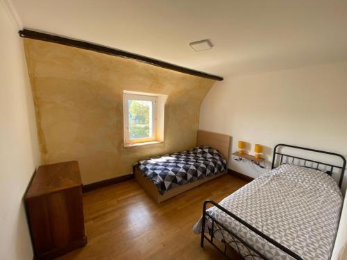 une chambre avec deux lits et une fenêtre dans l'établissement Danydan- Brignogan-Plages - Maison de charme Bretonne en Granit sur la côte des légendes, à La Terre du Pont