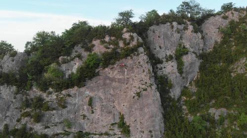 une montagne rocheuse avec des arbres au sommet dans l'établissement Pyrénées nuit suspendue, à Montory