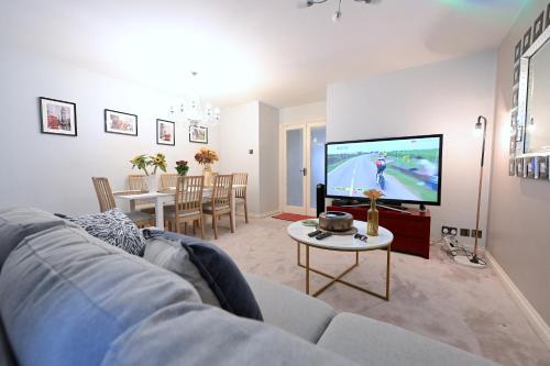 a living room with a couch and a tv at 3 Bedroom House in Euston, Patio & BBQ in London