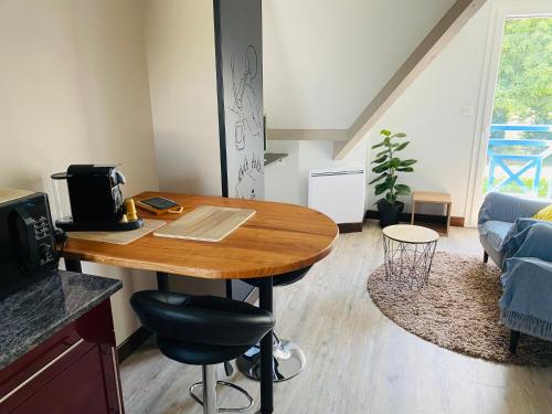 un salon avec une table et un canapé dans l'établissement Chez Pat et Olive - gîte 2 personnes- Bagnères de Bigorre, à Pouzac