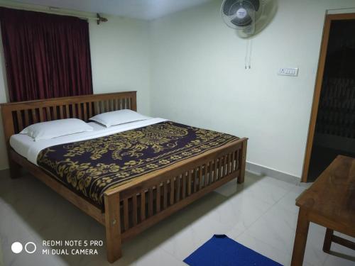 una camera da letto con un letto in una stanza di Munnar heritage bungalow a Munnar