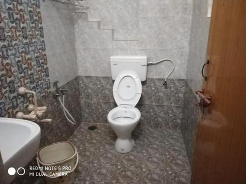 un bagno con un water e un lavandino di Munnar heritage bungalow a Munnar