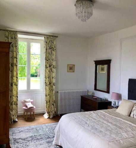 une chambre avec un grand lit et une fenêtre dans l'établissement Maison 94, à LʼAbsie