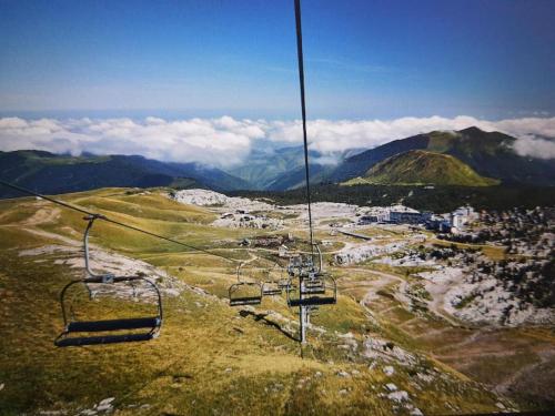 a gondola ride up a mountain in the sky at Appartmt 6-8 en montagne in La Pierre Saint Martin