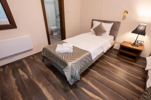 Postel nebo postele na pokoji v ubytování Hotel RAS Pazarište