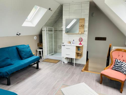 - un salon avec un canapé bleu et un bureau dans l'établissement Chez Pat et Olive - gîte 4 personnes- Bagnères de Bigorre, à Pouzac