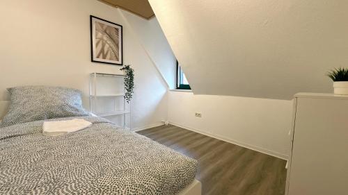 a small bedroom with a bed and a window at Monteurunterkunft Komfort Plus in Hörstel