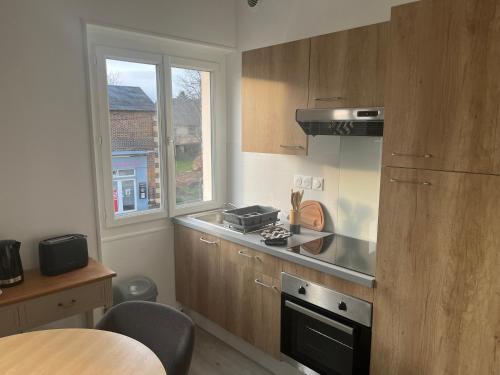 Il comprend une cuisine équipée d'une cuisinière et d'un évier. dans l'établissement Aux Primevères, à Saint-Honoré-les-Bains