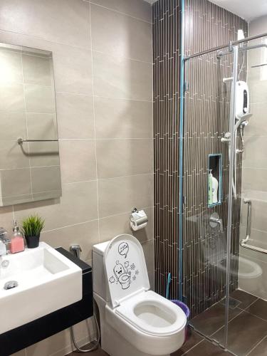 a bathroom with a toilet and a sink and a shower at AGH-Medini Signature轻奢温馨风-3分钟乐高乐园-儿童游戏角落-儿童亲善-9pax in Nusajaya