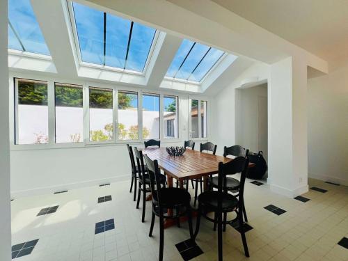 une salle à manger avec une table et des chaises en bois dans l'établissement Maison spacieuse à Quiberon, 5 pièces, 140m², proche plage, jardin, calme et confort - FR-1-478-297, à Quiberon