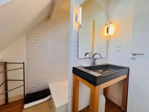 La salle de bains est pourvue d'un lavabo et d'un escalier. dans l'établissement Maison spacieuse à Quiberon, 5 pièces, 140m², proche plage, jardin, calme et confort - FR-1-478-297, à Quiberon