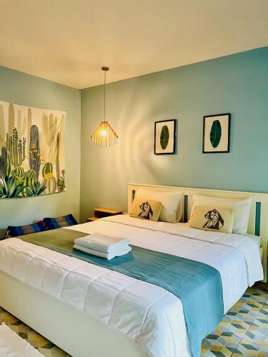 a bedroom with a large white bed in a room at Kiri Tawan in Baan Tai
