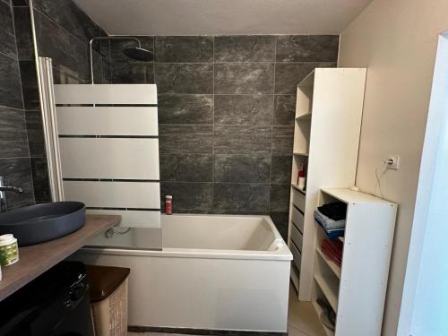 Photo de la galerie de l'établissement Magnifique T2 vue mer et jacuzzi, à Marseille