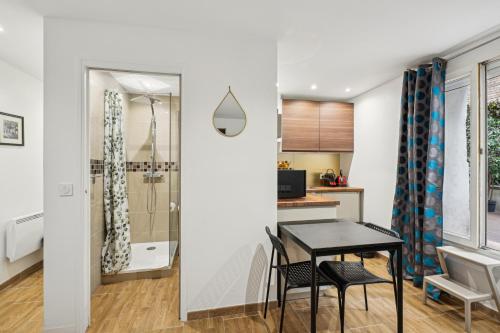 a kitchen and dining room with a table and chairs at Tour Eiffel Apartment in Paris
