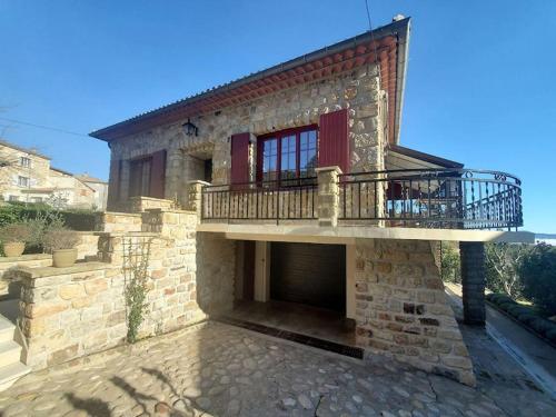 Cette maison en pierre dispose d'un balcon et d'une terrasse. dans l'établissement La Jolie Maison de Banne, 4 étoiles, piscine privée chauffée, calme, à Banne