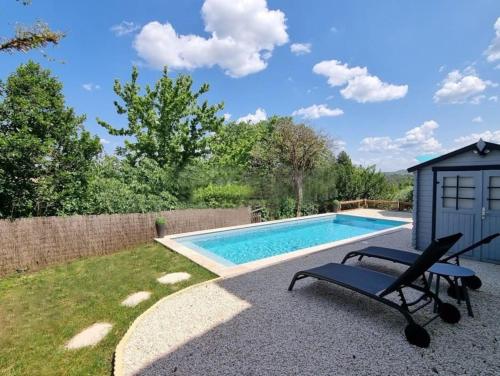 - une piscine avec banc à côté d'un hangar dans l'établissement La Jolie Maison de Banne, 4 étoiles, piscine privée chauffée, calme, à Banne