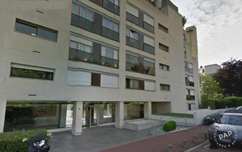 un grand bâtiment avec une voiture garée devant dans l'établissement Pret à usage & Commodat studette Résidence Schmit- 30 nuitées minimum - Salarié mobilité ou étudiant stagiaire, à Saint-Cloud